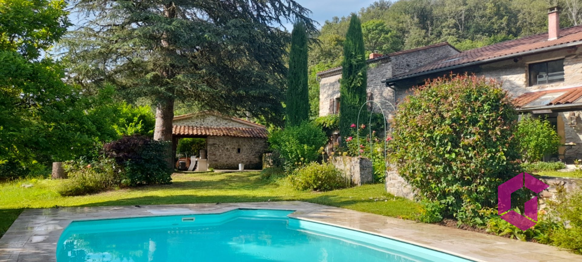 Issoire 12min, Propriété 270m2 hab. sur terrain 3000m2.