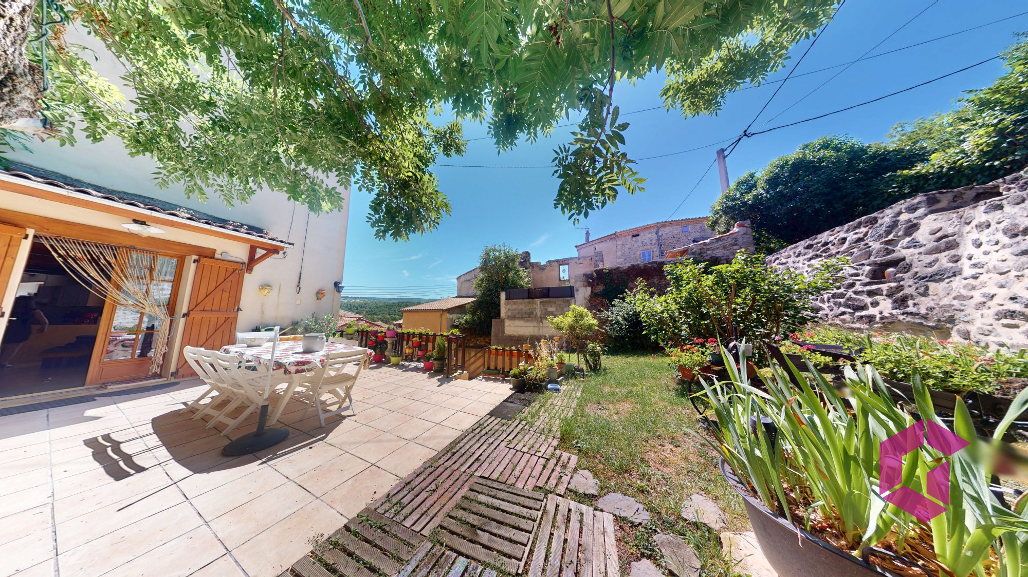 MAREUGHEOL- PROPRIETE 110M2 HAB. AVEC JARDIN DEPENDANCE ET