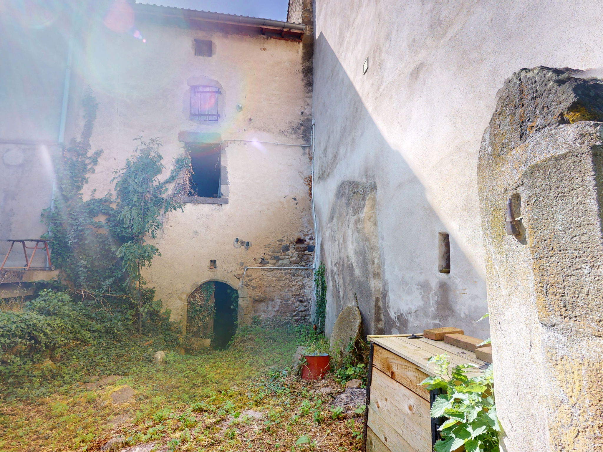 BATIMENT A RENOVER ENTIEREMENT AVEC JARDIN