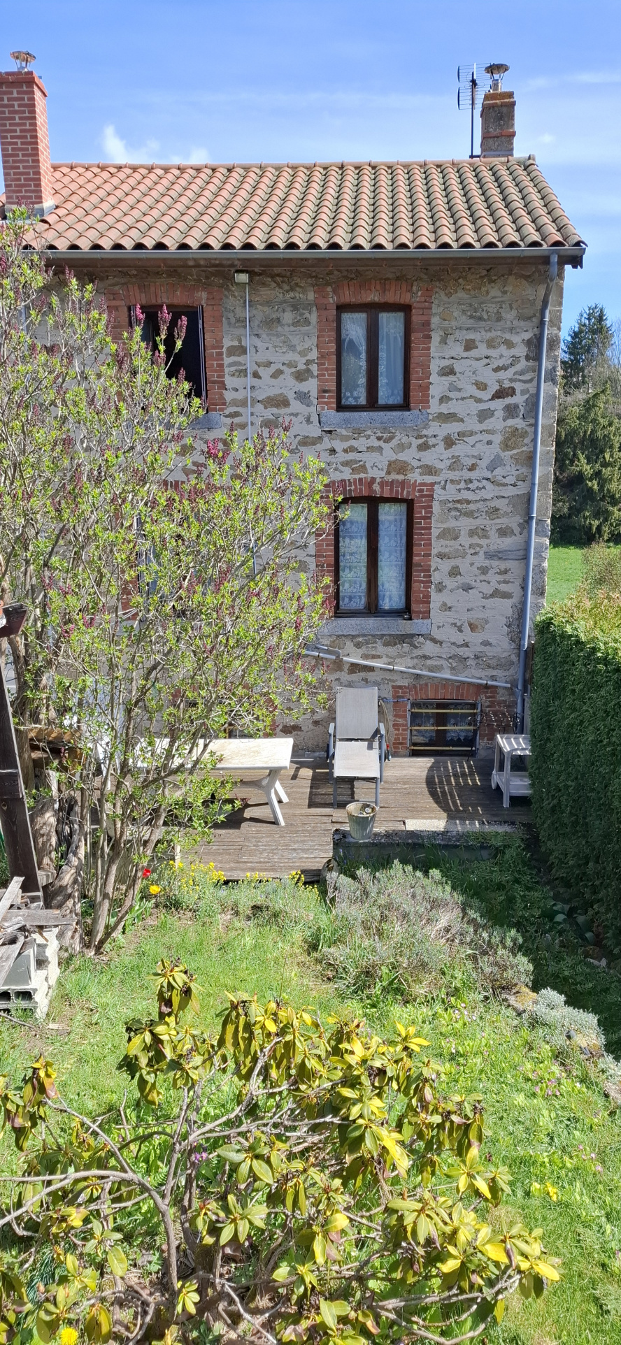 Maison de village avec jardin située à viverols
