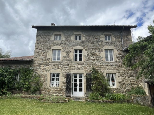 Maison en pierres avec studio 25 min d'Ambert