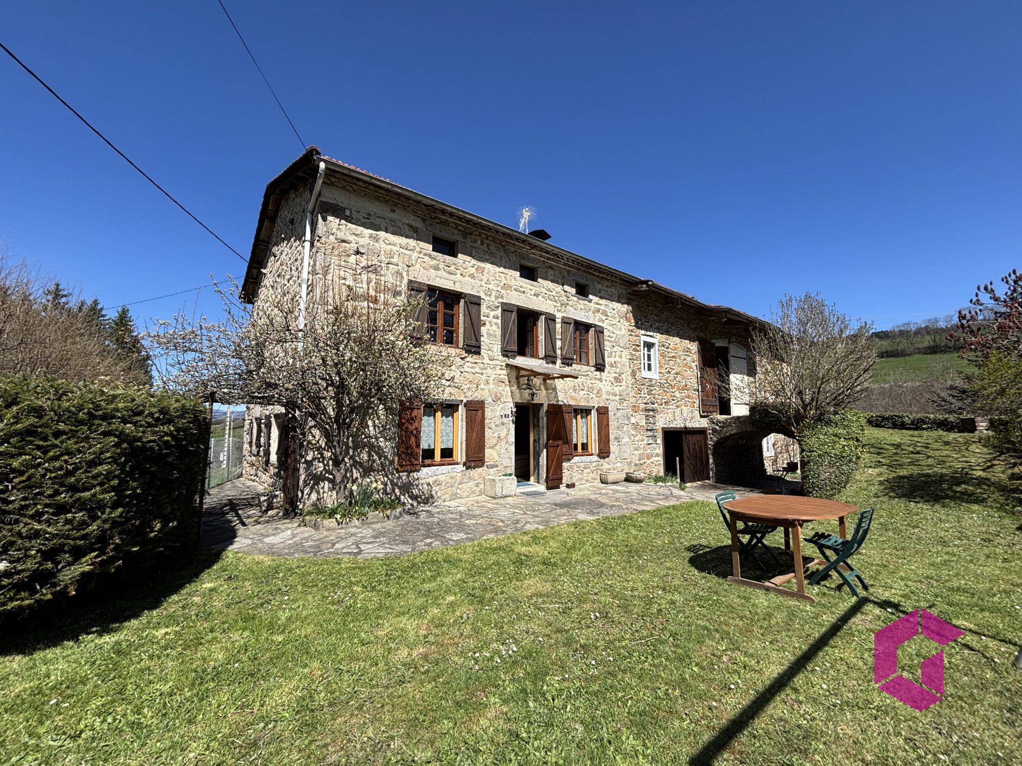 Maison en pierre + grange + écurie + garage sur terrain atte
