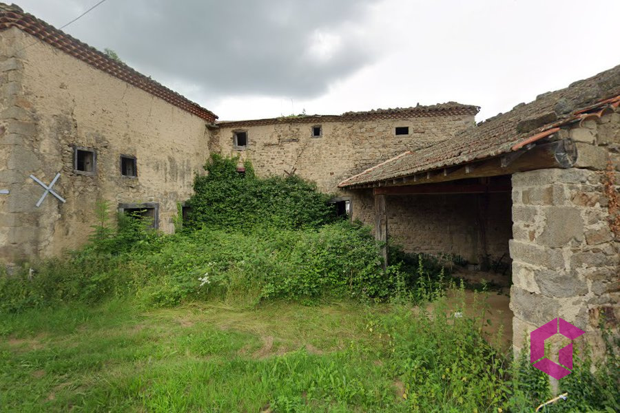 Ensemble de bâtiments en pierres à rénover