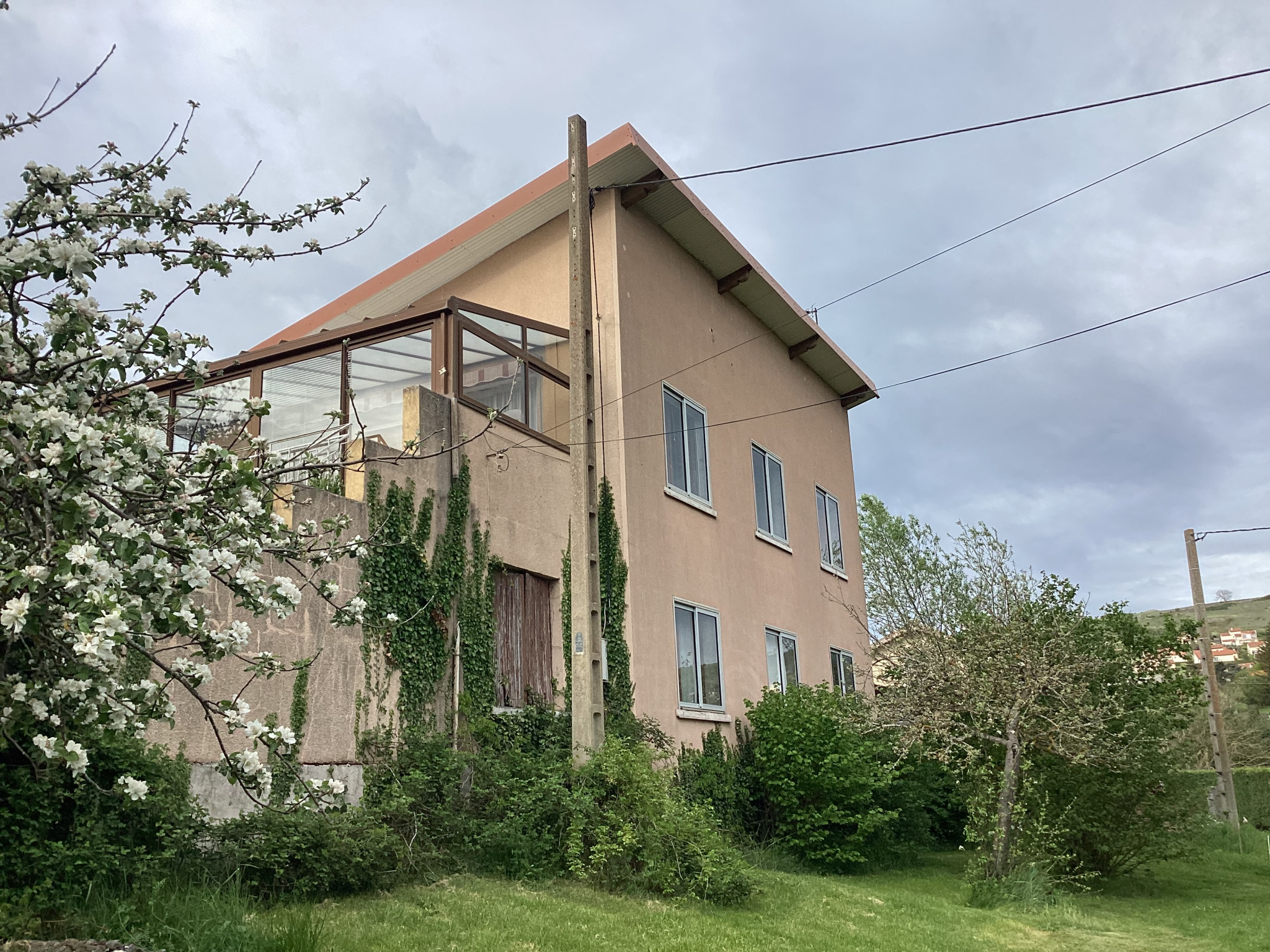 EN EXCLUSIVITE , Maison des années 60 sur 2 niveaux + comble