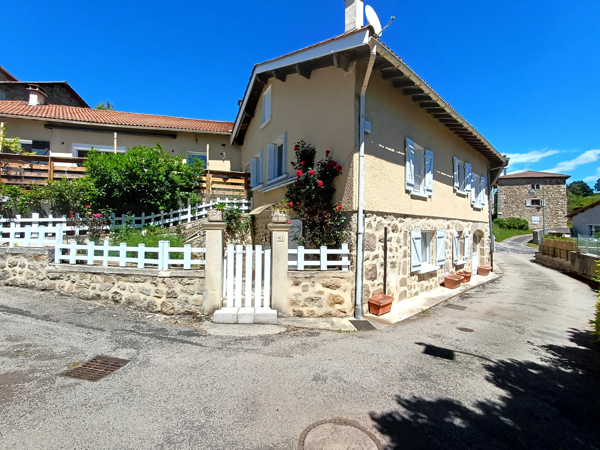 Maison de village en pierres avec garage, terrain et bois